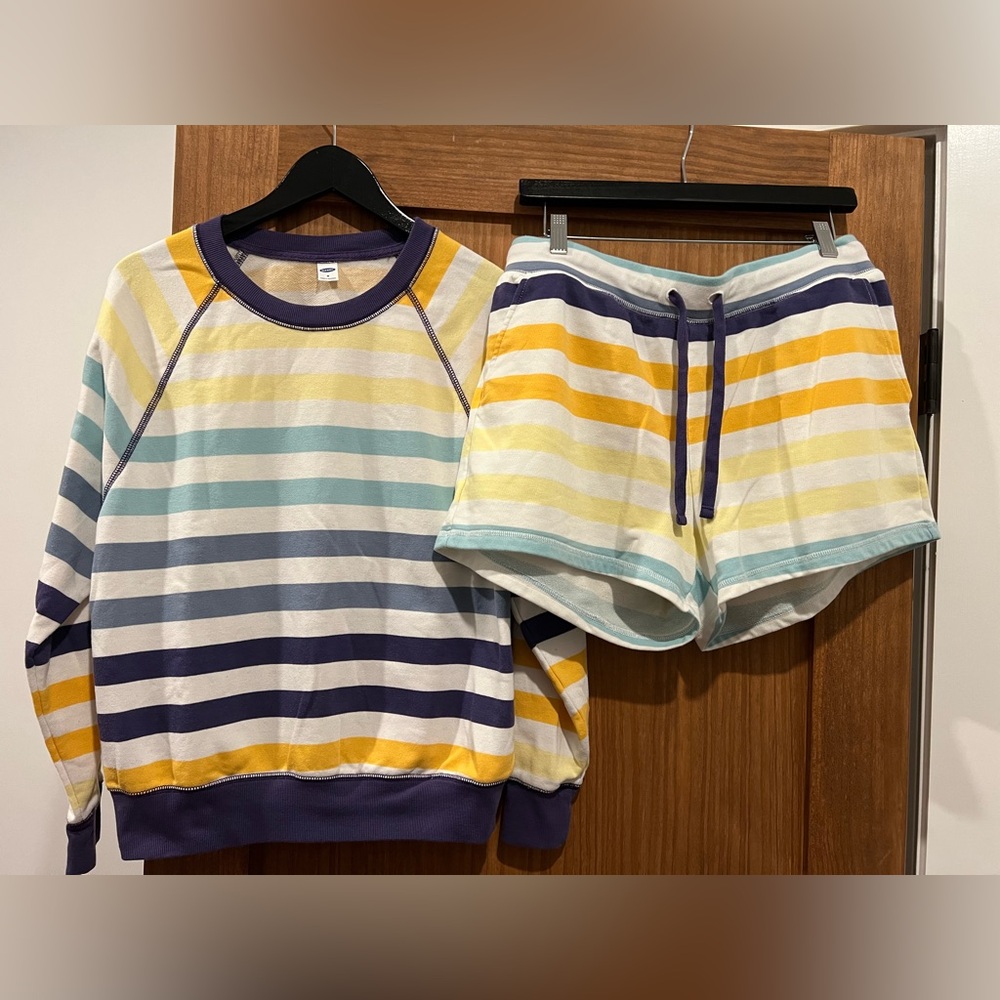 Old Navy ladies sweatsuit in vintage stripe
